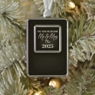 Das Jahr, in dem wir Mr. & Mrs. wurden 2025 Person Rahmen-Ornament Silber