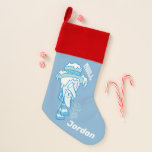 DAS JAHR OHNE SANTA CLAUS™ | Snow Miser Chill Weihnachtsstrumpf<br><div class="desc">Karo diese Grafik mit Schneemütze mit tiefgefrorener Nase und schneebedecktem Hut mit dem Wort "Chill" heraus.</div>