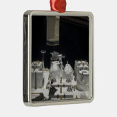 Das japanische Versuchsmodul, das verfügbar ist Silbernes Ornament (Rechts)