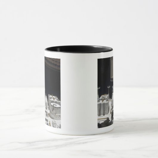 Das japanische Versuchsmodul, das verfügbar ist Tasse (Zentrum)