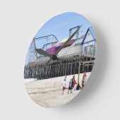 Das Jersey-Ufer auf Küsten-Höhen Runde Wanduhr (Winkel)