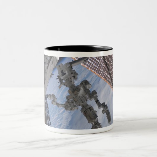 Das kanadische Dextre-Robotersystem 2 Zweifarbige Tasse (Mittel)