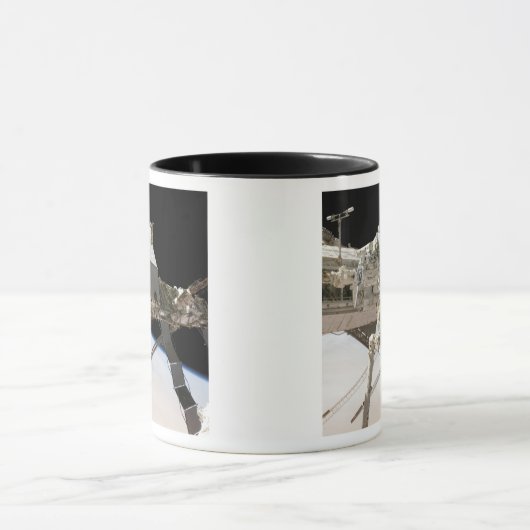 Das kanadische Dextre-Robotersystem Tasse (Zentrum)