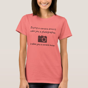 Das Kaufen einer Kamera macht Sie einen Fotografen T-Shirt