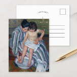 Das Kind im Bad | Mary Cassatt Postcard Postkarte<br><div class="desc">The Child's Bath (1893) von der amerikanischen Impressionistin Mary Cassatt. Die Originalkunst ist ein Ölgemälde auf der Leinwand,  das ein Portrait einer Mutter darstellt,  die ihrem Kind ein Bad gibt. Verwenden Sie die Entwurfstools,  um einen benutzerdefinierten Text hinzuzufügen oder das Bild zu personalisieren.</div>