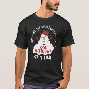 Das Kindergartenleben zu überleben - eine Kernschm T-Shirt