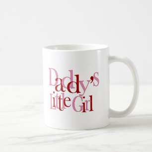 Das kleine Mädchen des Vatis Kaffeetasse