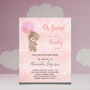 Das kleine Mädchen mit der Dusche ist pinkfarben