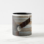 Das Konzept des Künstlers für das Juno-Raumfahrzeu Zweifarbige Tasse (Mittel)
