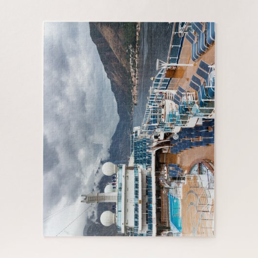 Das Kreuzschiff Royal Princessin in der Bucht von Puzzle (Vertikal)