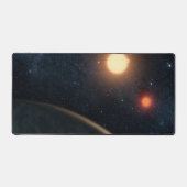Das künstlerische Konzept illustriert Kepler-16b. Schreibtischunterlage (Vorderseite)