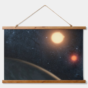 Das künstlerische Konzept illustriert Kepler-16b. Wandteppich Mit Holzrahmen