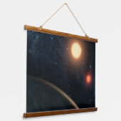 Das künstlerische Konzept illustriert Kepler-16b. Wandteppich Mit Holzrahmen (Gewinkelt)