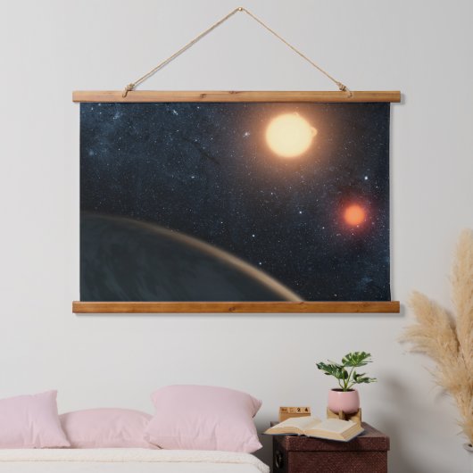 Das künstlerische Konzept illustriert Kepler-16b. Wandteppich Mit Holzrahmen (Schlafzimmer)
