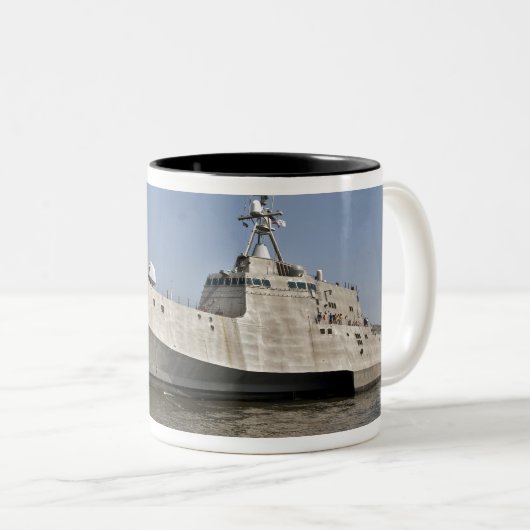 Das Küstenschiff Independence Zweifarbige Tasse (VorderseiteRechts)