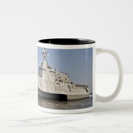 Das Küstenschiff Independence Zweifarbige Tasse (Rechts)