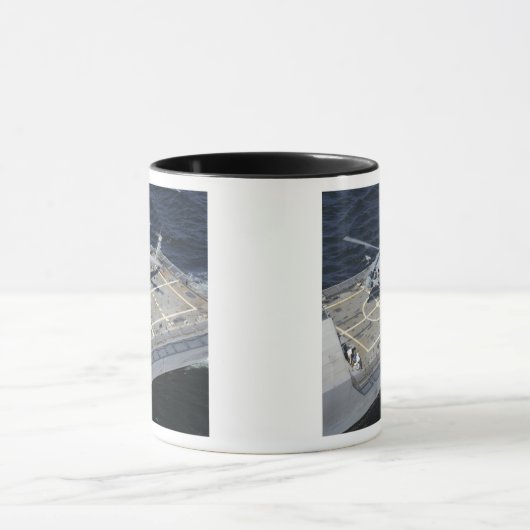 Das Küstenschiff USS Freedom Tasse (Zentrum)