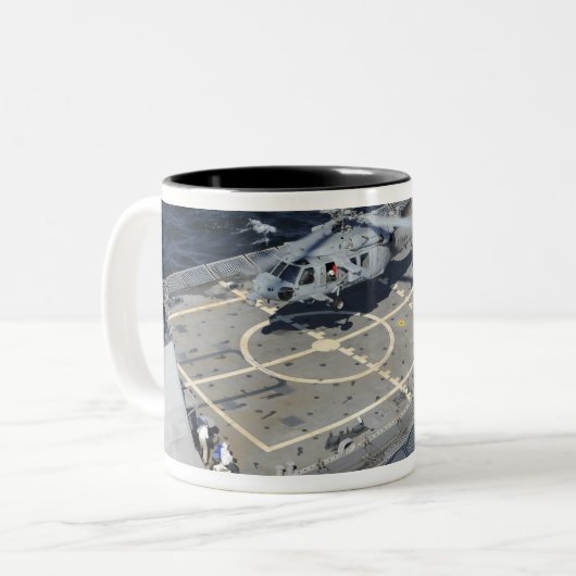 Das Küstenschiff USS Freedom Zweifarbige Tasse (Vorderseite Links)