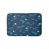 Das Lagoon-Muster des weißen Lotus Alligator Badematte (Vorderseite)