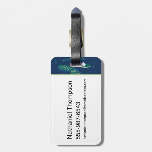 Das Lagoon-Muster des weißen Lotus Alligator Gepäckanhänger (Rückseite vertikal)