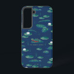 Das Lagoon-Muster des weißen Lotus Alligator Samsung Galaxy Hülle<br><div class="desc">Tauchen Sie ein in den geheimnisvollen Charme von HBO's The White Lotus mit diesem offiziell lizenzierten Alligator Lagunen-Muster. Dieses Design mit wachsamen Alligatoren, die zwischen ruhigen Lilienpads und zarten weißen Lotus-Blume lauern, verbindet tropische Ruhe mit einem Hauch von Intrige. Der reiche, dunkelblaue Hintergrund kontrastiert wunderschön mit den üppigen Grüntönen und...</div>