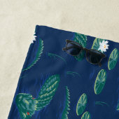 Das Lagoon-Muster des weißen Lotus Alligator Strandtuch (Beispiel)