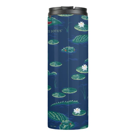 Das Lagoon-Muster des weißen Lotus Alligator Thermosbecher (Rückseite)