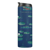 Das Lagoon-Muster des weißen Lotus Alligator Thermosbecher (Nach rechts gedreht)