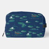 Das Lagoon-Muster des weißen Lotus Alligator Waschbeutel (Rückseite)