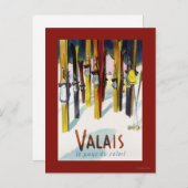 Das Land der Sonne - Skis Stehend im Schnee Postkarte (Vorne/Hinten)