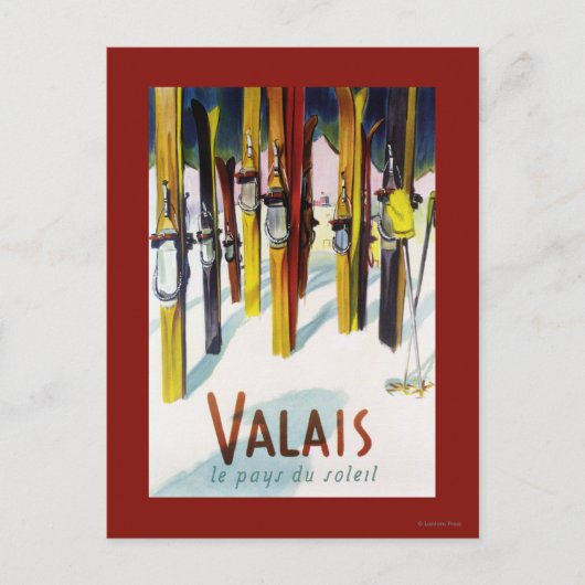 Das Land der Sonne - Skis Stehend im Schnee Postkarte (Vorderseite)