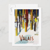 Das Land der Sonne - Skis Stehend im Schnee Postkarte (Vorne/Hinten)