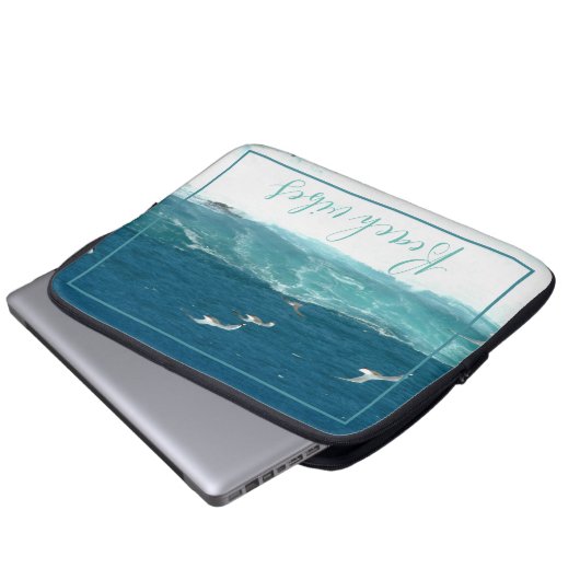 Das Laptop-Gehäuse von Beach Vibes Ocean Wave Laptopschutzhülle (Vorne Knopf)