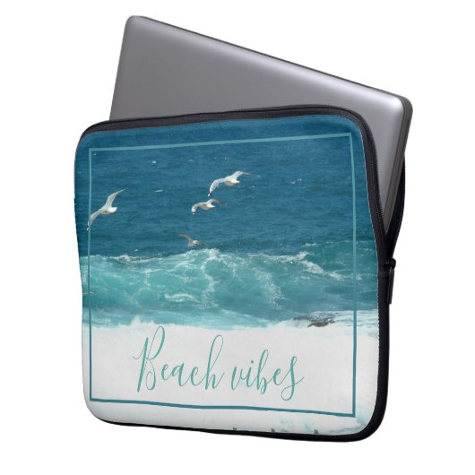 Das Laptop-Gehäuse von Beach Vibes Ocean Wave Laptopschutzhülle (Vorderseite Links)