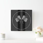 Das Laufen der Flaggen auf Schwarzem Stripes Quadratische Wanduhr (Zuhause)