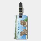 Das Leben am Personalisierten Gepäcksee ist besser Gepäckanhänger (Vorderseite vertikal)