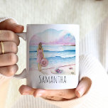 Das Leben am Personalisierten Strand ist besser Kaffeetasse<br><div class="desc">Diese wunderschönen personalisierten Kaffeebeutel sind in einem ruhigen Aquarelldesign gestaltet, das von einer Frau stehend wird, die einen Strandhut mit sanften Rosa- und Blautönen hält, die eine ruhige Ozeanszene ausstrahlen. Die Worte "Das Leben am Strand ist besser" sind elegant in trendiger Schrift-Typografie eingebettet. Fügen Sie im Vorlagenfeld Ihren personalisierten Namen...</div>
