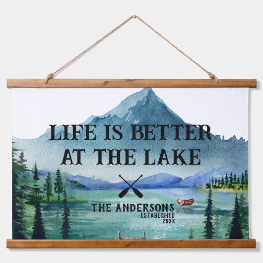 Das Leben am See ist besser | Familienname Wandteppich Mit Holzrahmen (Vorne)