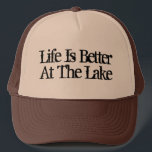 Das Leben am See ist besser, lustiger Ruhestand, w Truckerkappe<br><div class="desc">Das Leben ist besser auf dem beigen braunen LKW-Hut zum Angeln und mehr. Niedliches Zitat / lustiges Sprichwort mit Vintager Typografie. Verblasenes Design. Coole Geschenkidee für neue Zuhause, Ruhestand Party, Seehaus, Boot / Segeln etc. Machen Sie Ihre eigene individuelle Kappe für pensionierten Vater, pensionierten Vater, Onkel, Großvater, Großvater, Bootsführer, Segler,...</div>