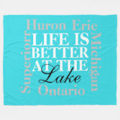 "Das Leben am See ist besser" Vliesenblanket, groß Fleecedecke (Vorderseite (Horizontal))