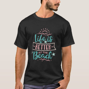 Das Leben am Strand im Sommer ist besser. T-Shirt