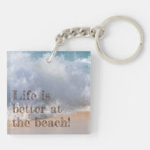 Das Leben am Strand ist besser. Schlüsselanhänger (Rückseite)