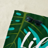 Das Leben am Strand Monstera Palmenblättern ist be Strandtuch (Beispiel)