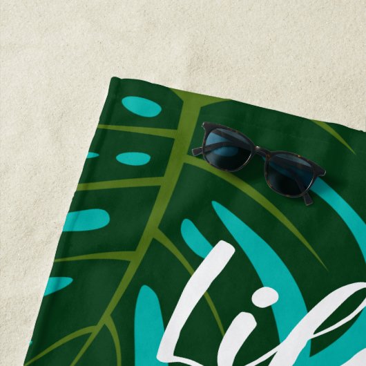 Das Leben am Strand Monstera Palmenblättern ist be Strandtuch (Beispiel)