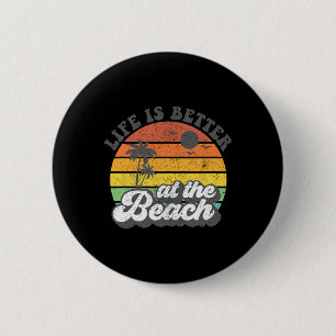 Das Leben am Strand Retro Sommerurlaub ist besser Button