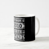 Das Leben beginnt 2010 mit der Geburt der Legende Kaffeetasse (VorderseiteRechts)
