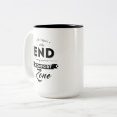 Das Leben beginnt am Ende Ihrer Komfortzone. Zweifarbige Tasse (Vorderseite Links)