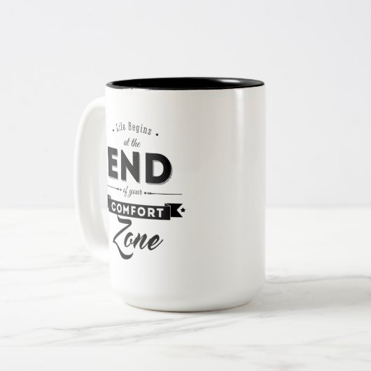 Das Leben beginnt am Ende Ihrer Komfortzone. Zweifarbige Tasse (Vorderseite Links)