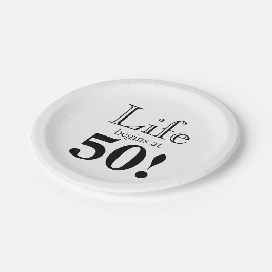 Das Leben beginnt bei 50 coolen Retro-Schriftart Pappteller (Schrägansicht)