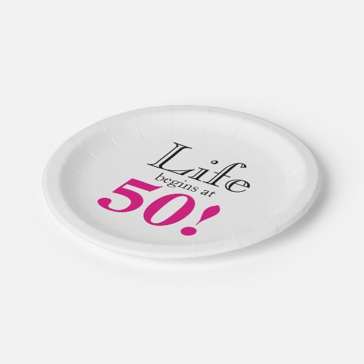 Das Leben beginnt bei 50 retrosprichwörtlich schwa Pappteller (Schrägansicht)